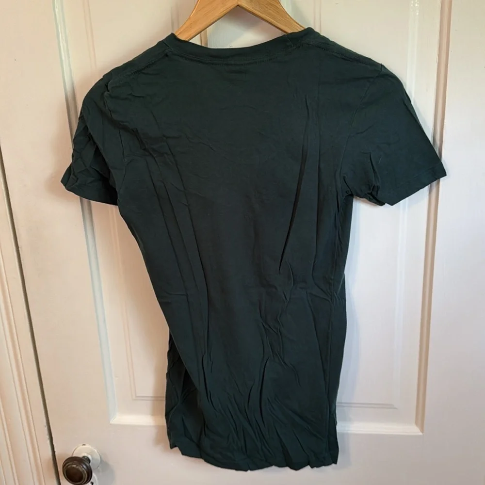 wiskullsin green shirt